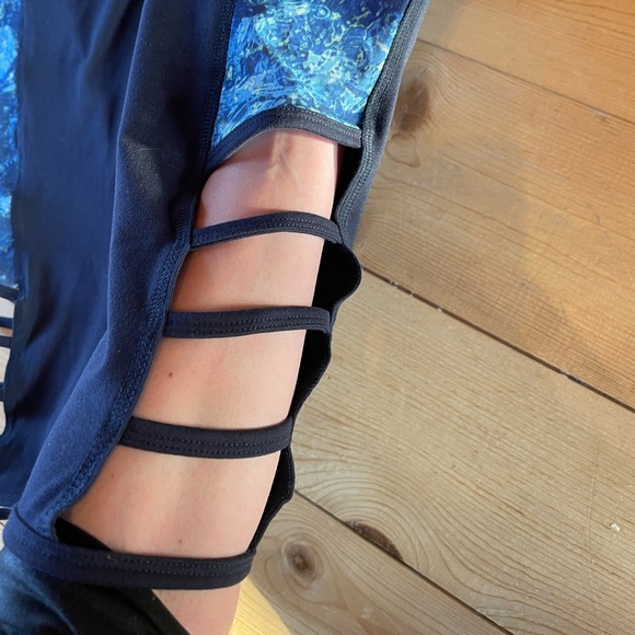 Mesh paneling + cut out capri - Picture 3 of 5